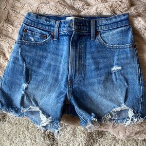 Abercrombie & Fitch - The 4” Mom Short High Rise